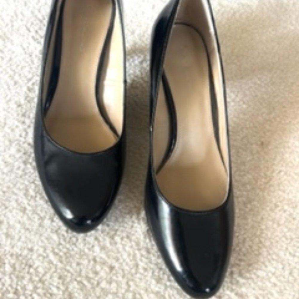 Bandolino- medium heeled black shoes. Size 7.5 Excellent condition and comfy!